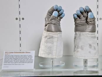Neil Armstrong’un eldivenleri ve kaskı